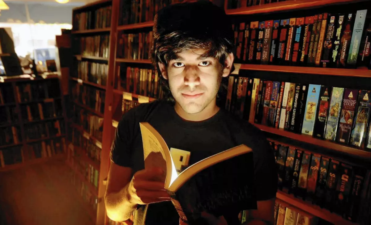 Aaron Swartz, el hijo legítimo de Internet: vida, obra y persecución del hacker que quiso liberar el saber