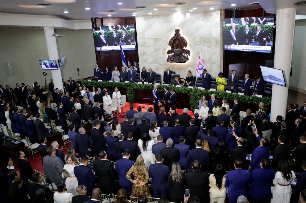 Cien mil lempiras y 88 votos: la fusión silenciosa del Partido Liberal con el Partido Nacional